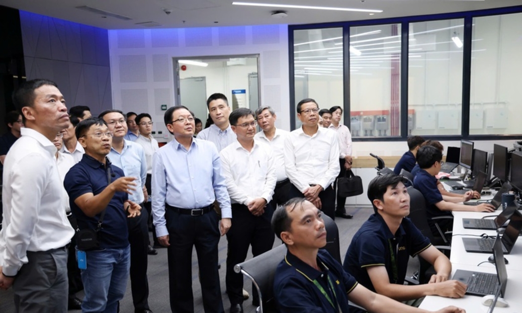 Phó Thủ tướng Hồ Quốc Dũng tham quan hạ tầng máy chủ tại VNG Data Center - Ảnh: VGP.