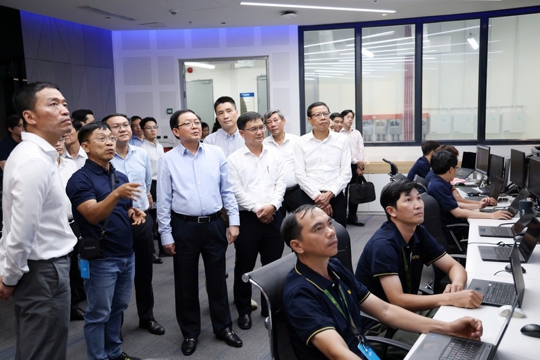 Phó Thủ tướng Hồ Quốc Dũng tham quan hạ tầng máy chủ tại VNG Data Center - Ảnh: VGP. 