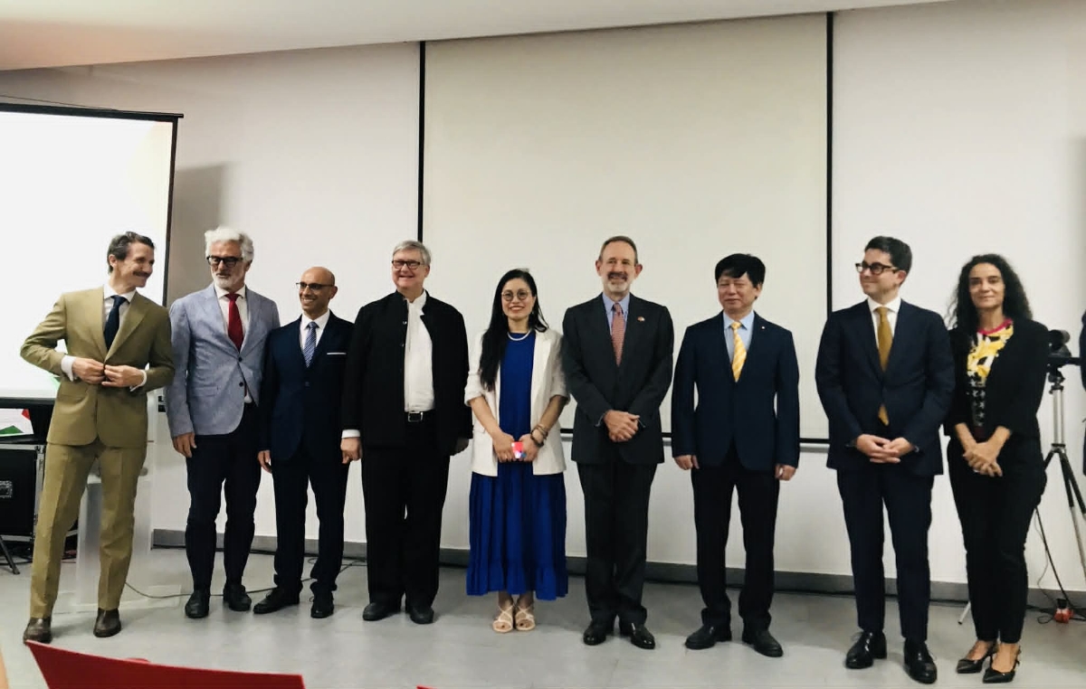 Các diễn giả chụp ảnh chung tại hội thảo.