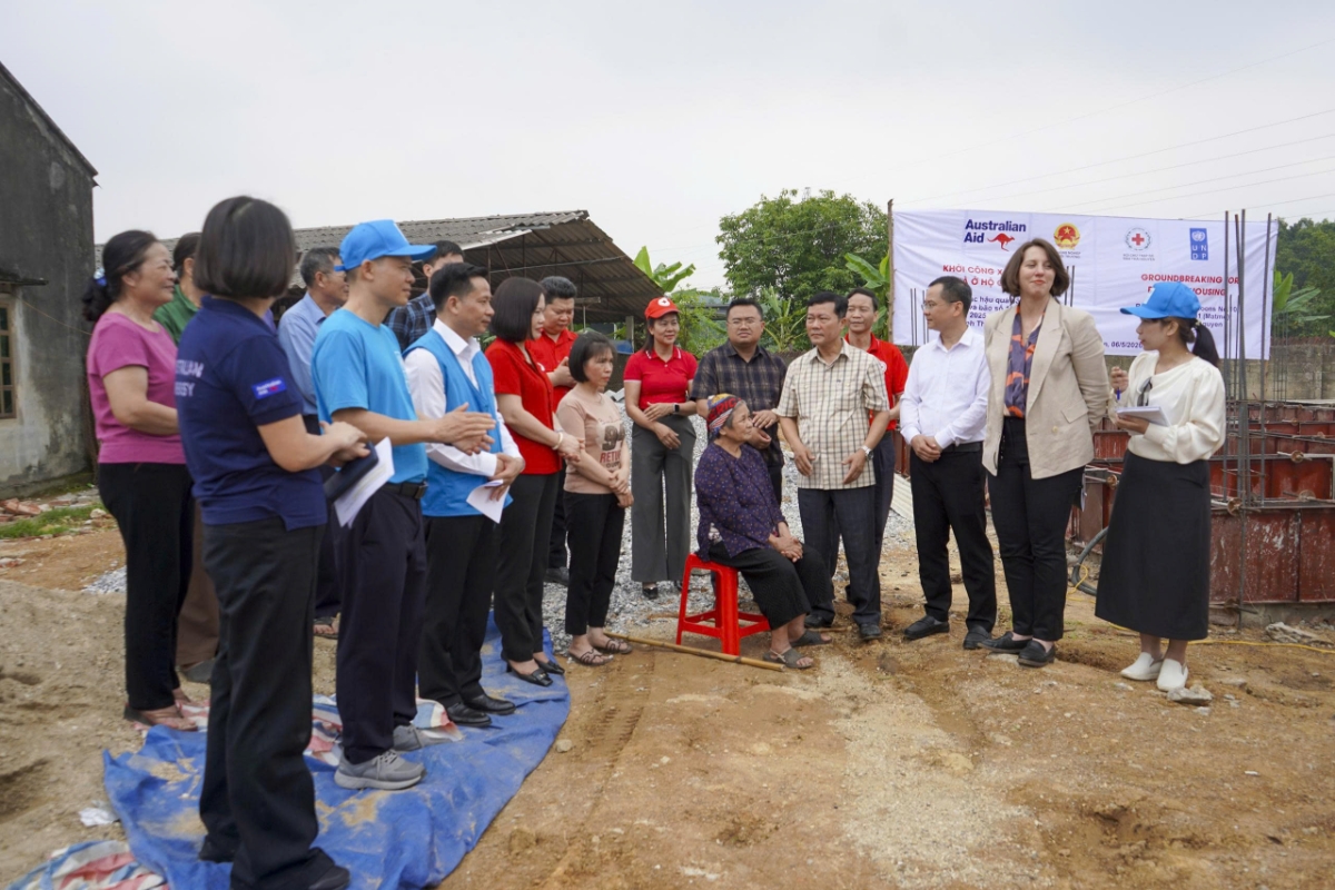 Những người dân được bàn giao nhà rất hạnh phúc. Ảnh do UNDP cung cấp.
