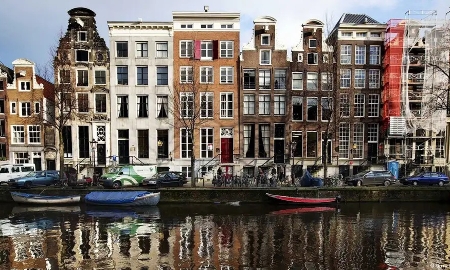 Những ngôi nhà cổ ven kênh Herengracht tại Amsterdam. Thành phố này đã trở thành thủ đô đầu tiên trên thế giới cấm quảng cáo nhiên liệu hóa thạch và thịt. Ảnh: Jerry Lampen/epa/dpa/picture alliance
