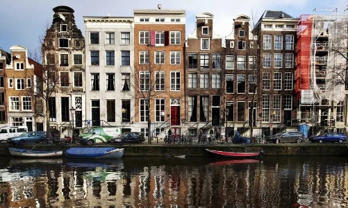 Amsterdam cấm quảng cáo nhiên liệu hóa thạch: Các đô thị “tuyên chiến” với lối sống phát thải cao 