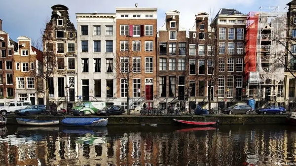 Amsterdam cấm quảng cáo nhiên liệu hóa thạch: Các đô thị “tuyên chiến” với lối sống phát thải cao 