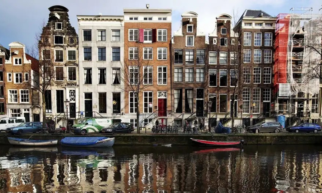 Những ngôi nhà cổ ven kênh Herengracht tại Amsterdam. Thành phố này đã trở thành thủ đô đầu tiên trên thế giới cấm quảng cáo nhiên liệu hóa thạch và thịt. Ảnh: Jerry Lampen/epa/dpa/picture alliance