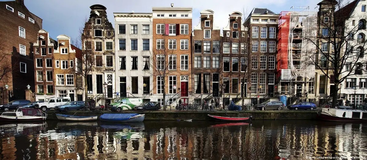 Những ngôi nhà cổ ven kênh Herengracht tại Amsterdam. Thành phố này đã trở thành thủ đô đầu tiên trên thế giới cấm quảng cáo nhiên liệu hóa thạch và thịt. Ảnh: Jerry Lampen/epa/dpa/picture alliance