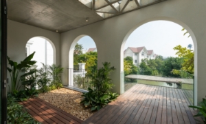 Kiến trúc villa xanh phản chiếu trên mặt nước