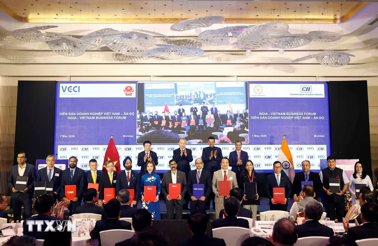 Tổng Bí thư, Chủ tịch nước Tô Lâm và Thủ hiến bang Maharashtra Devendra Fadnavis chứng kiến lễ trao các thỏa thuận hợp tác giữa 2 nước - Ảnh: TTXVN