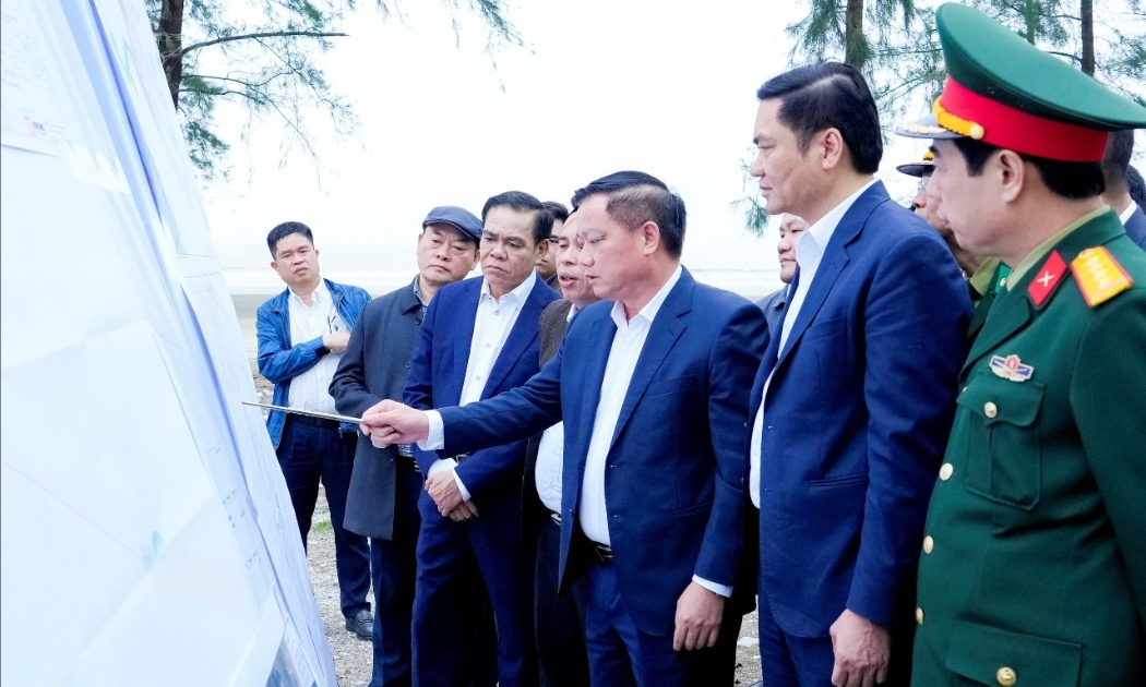 Bí thư Tỉnh ủy Nghệ An Nguyễn Khắc Thận kiểm tra tại thực địa tình hình triển khai dự án Nhà máy Nhiệt điện LNG Quỳnh Lập tại phường Tân Mai. Ảnh: Phạm Bằng