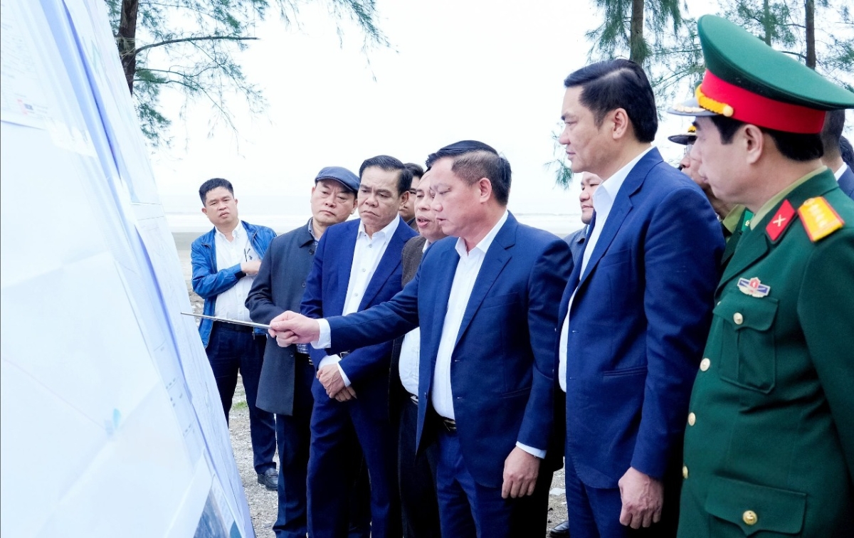 Bí thư Tỉnh ủy Nghệ An Nguyễn Khắc Thận kiểm tra tại thực địa tình hình triển khai dự án Nhà máy Nhiệt điện LNG Quỳnh Lập tại phường Tân Mai. Ảnh: Phạm Bằng