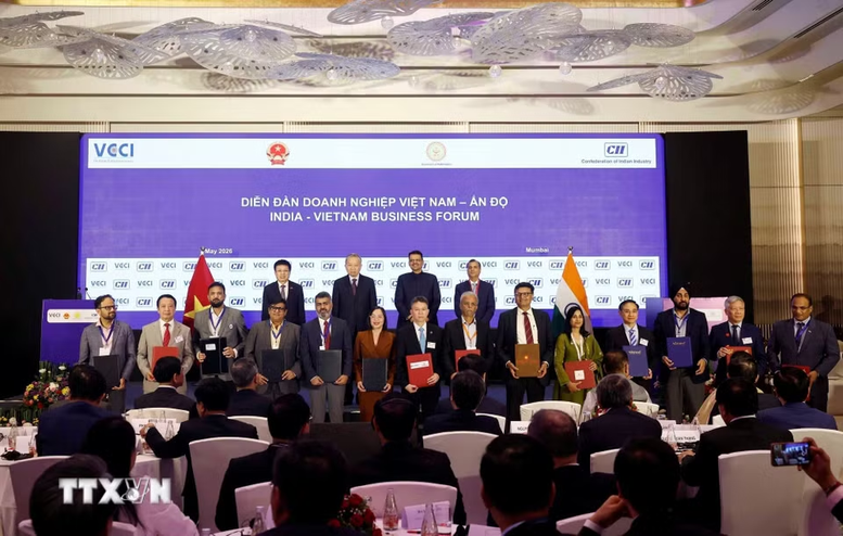 Tổng Bí thư, Chủ tịch nước Tô Lâm và Thủ hiến bang Maharashtra Devendra Fadnavis chứng kiến lễ trao các thỏa thuận hợp tác giữa 2 nước - Ảnh: TTXVN