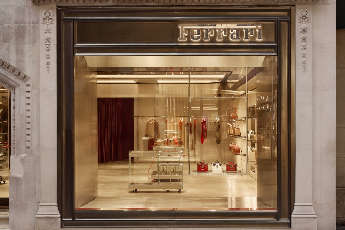Cửa hàng flagship thời trang của Ferrari tại London.