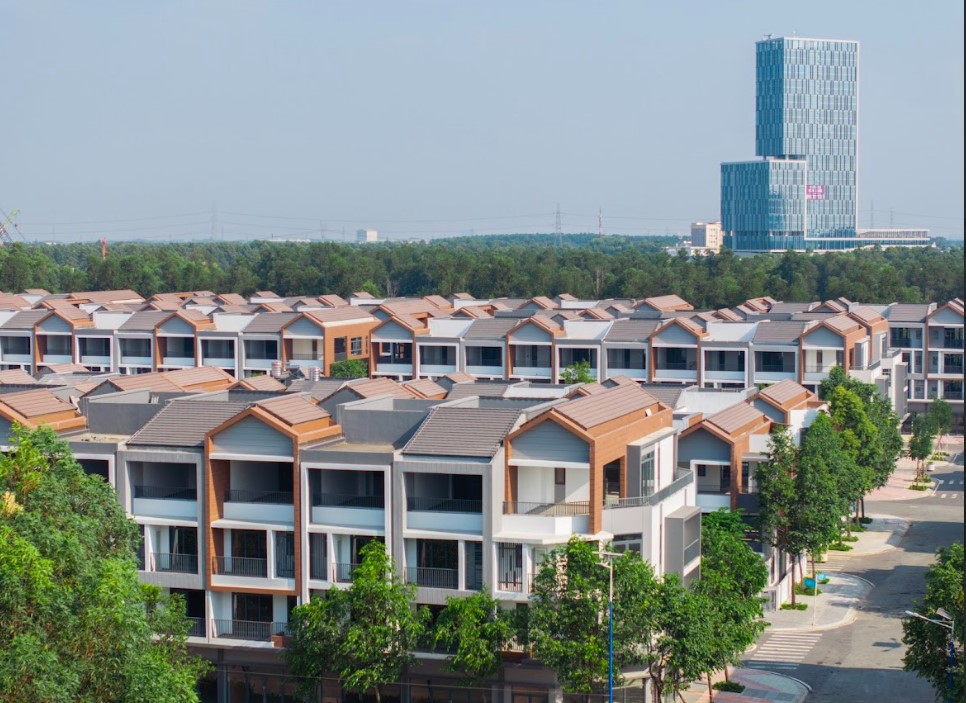 Việc giãn tiến độ không chỉ giúp người mua “dễ thở” hơn về dòng tiền, mà còn tạo dư địa để đón giá trị gia tăng của tài sản theo từng giai đoạn phát triển của khu vực, trong khi vốn đầu vào vẫn được tối ưu. Ảnh phối cảnh dự án.