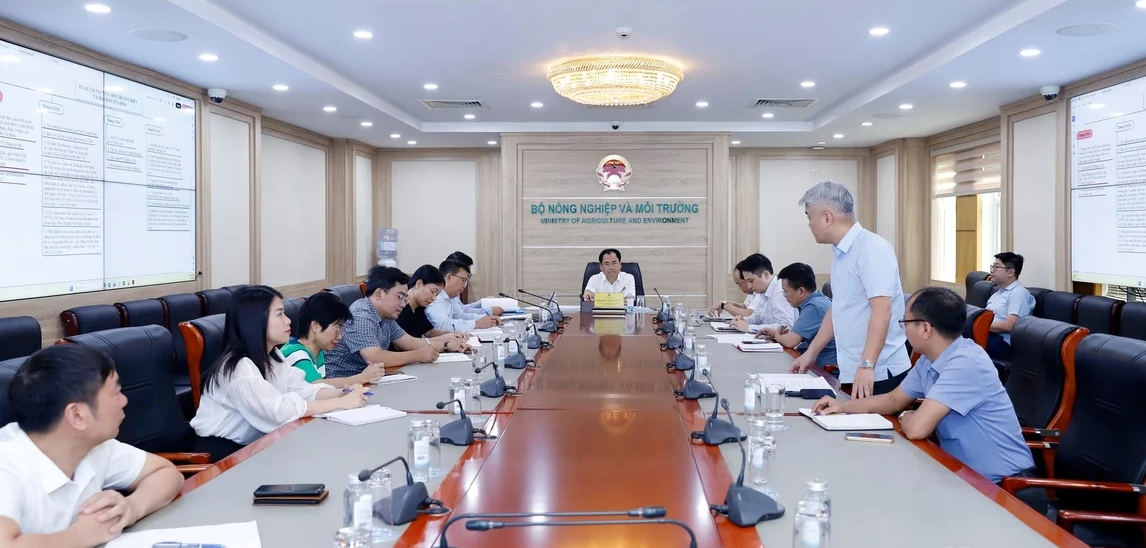 Bộ trưởng Bộ Nông nghiệp và Môi trường Trịnh Việt Hùng chủ trì cuộc họp về tiến độ xây dựng dự án Luật Tài nguyên, môi trường biển và hải đảo (sửa đổi). Ảnh: K.Trung