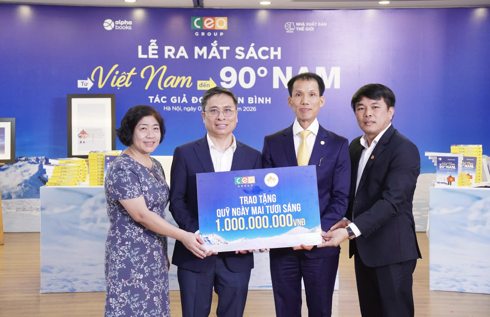 Ngay tại sự kiện, TS, LS.&nbsp;Đoàn Văn Bình&nbsp;đã&nbsp;trao tặng 1 tỷ đồng cho Quỹ Ngày mai tươi sáng, đồng thời công bố toàn bộ thu nhập từ việc phát hành sách (sau khi thực hiện nghĩa vụ thuế, phí theo quy định) sẽ được dành để ủng hộ các quỹ từ thiện.
