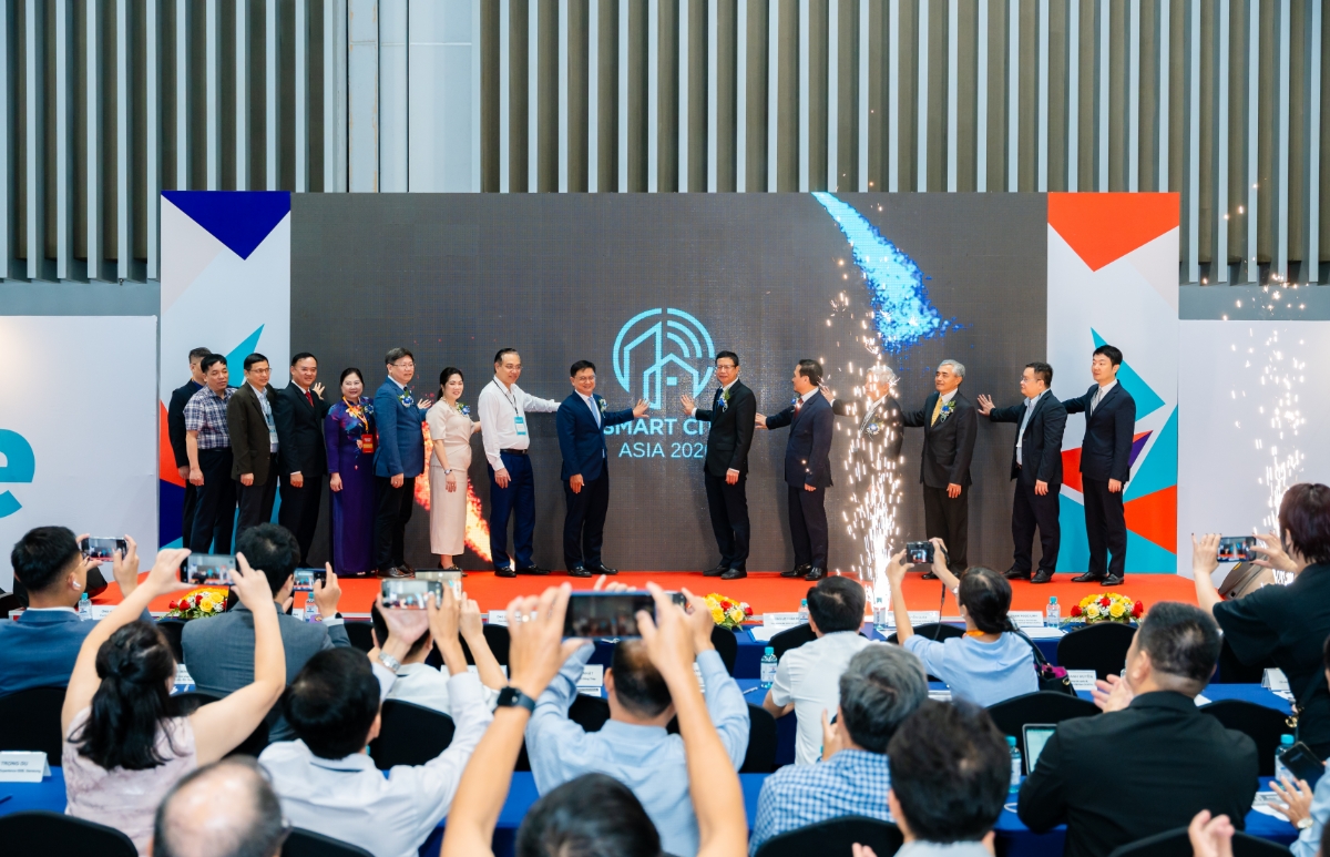 Các khách mời nhấn nút khai mạc&nbsp;Smart City Asia 2026.