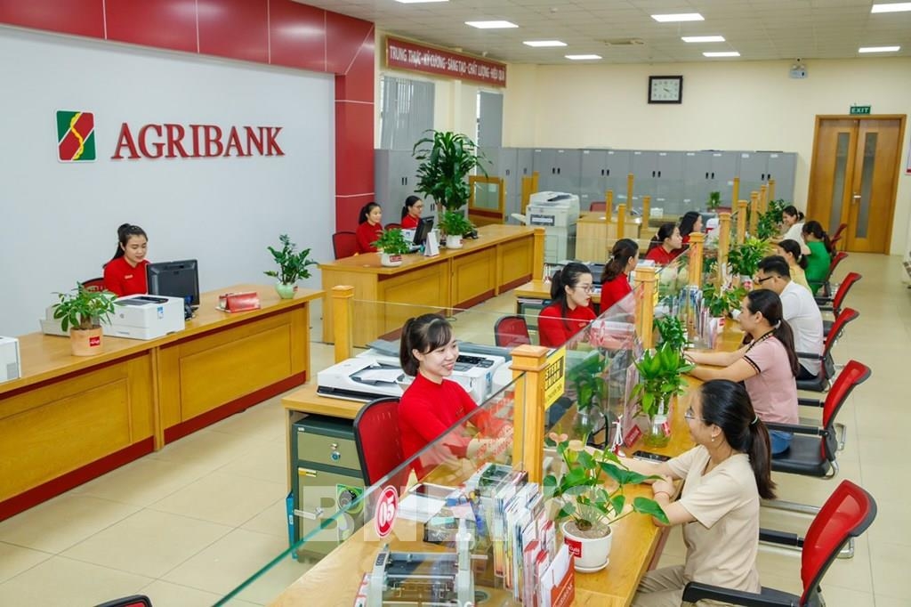 Khách hàng giao dịch tại Agribank. Ảnh: Agribank.