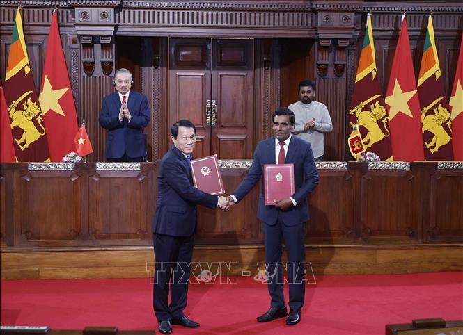 Tổng Bí thư, Chủ tịch nước Tô Lâm và Tổng thống Anura Kumara Dissanayake chứng kiến lễ trao các văn kiện hợp tác giữa 2 nước. Ảnh: TTXVN