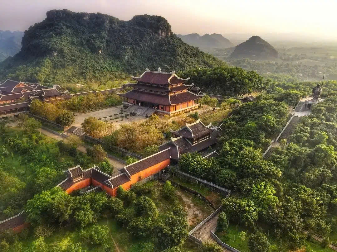 Quần thể Chùa Bái Đính trong lòng danh thắng Tràng An (Ảnh: Du lịch Ninh Bình)