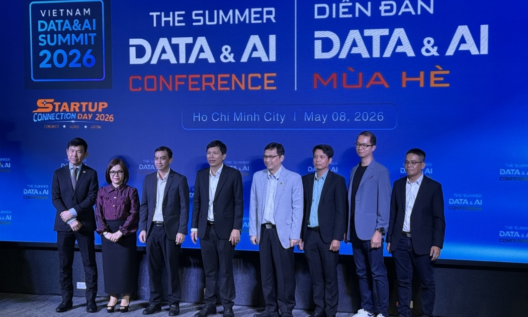 Ban tổ chức và các diễn giả tại Diễn đàn Data & AI mùa hè năm 2026, sáng 8/5.