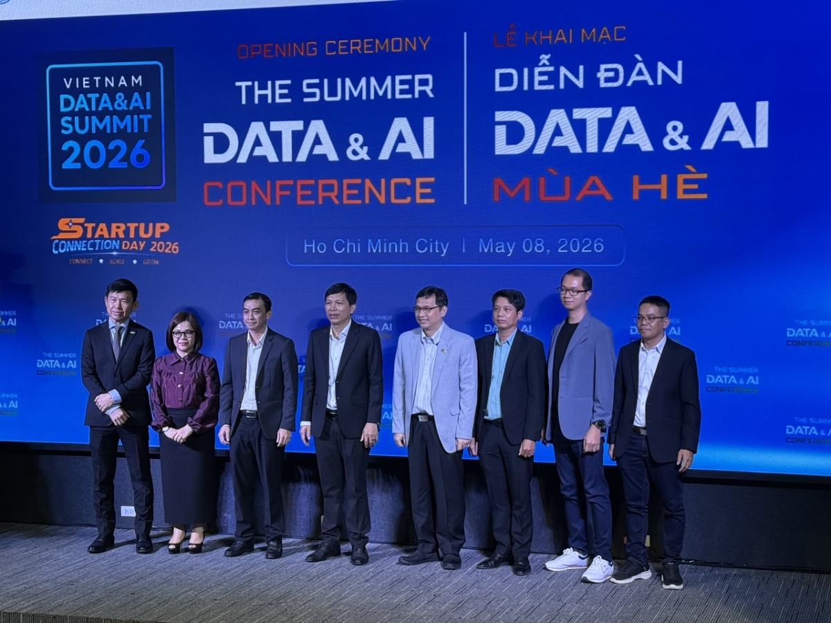 Ban tổ chức và các diễn giả tại Diễn đàn Data & AI mùa hè năm 2026, sáng 8/5.