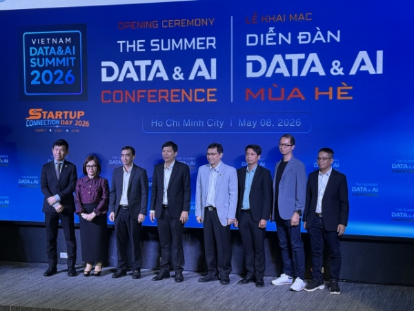 Ban tổ chức và các diễn giả tại Diễn đàn Data & AI mùa hè năm 2026, sáng 8/5.