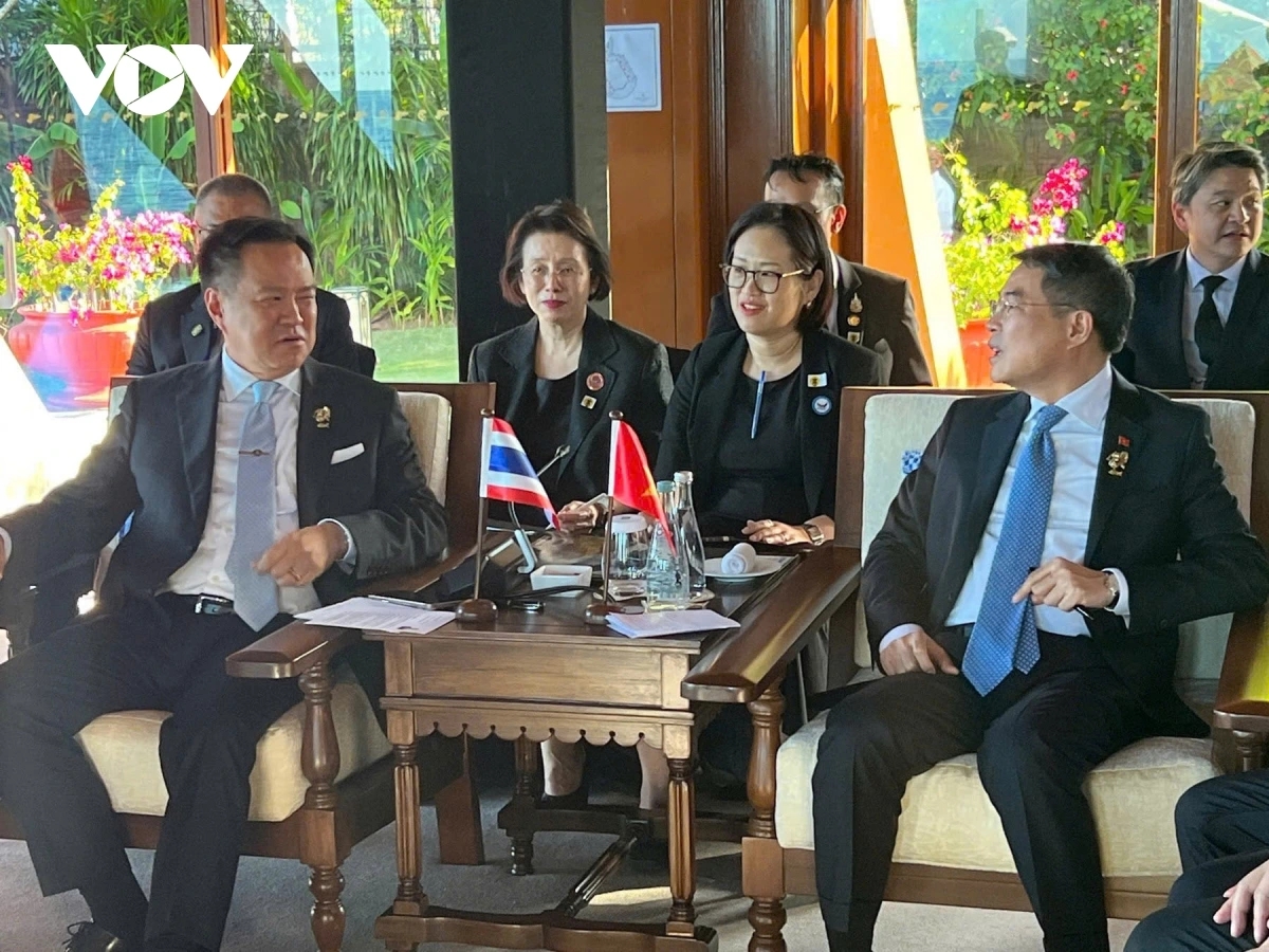 Thủ tướng Lê Minh Hưng gặp Thủ tướng Thái Lan Anutin Charnvirakun. Ảnh: VOV