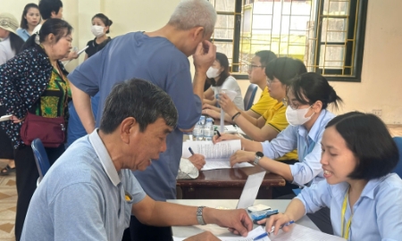 Hiện nay, tại Hà Nội đã triển khai các điểm hỗ trợ người hưởng ngay tại khu dân cư. Ảnh: BHXH Hà Nội.
