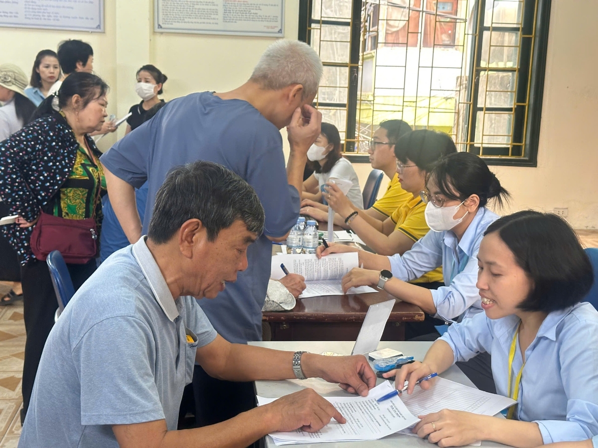 Hiện nay, tại Hà Nội đã triển khai các điểm hỗ trợ người hưởng ngay tại khu dân cư. Ảnh: BHXH Hà Nội.