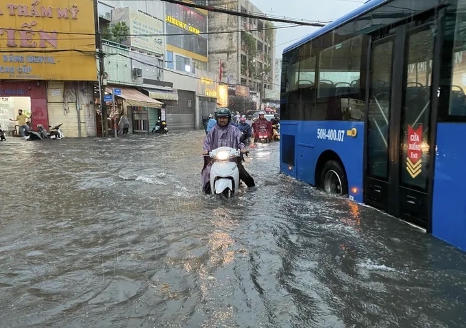 Mưa lớn gây ngập tại khu vực chợ Thủ Đức - Ảnh: Quốc Hùng/SGGP