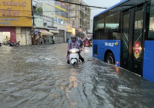 Mưa lớn gây ngập tại khu vực chợ Thủ Đức - Ảnh: Quốc Hùng/SGGP