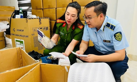 Cơ quan chức năng phối hợp bắt giữ, xử lý hàng giả.