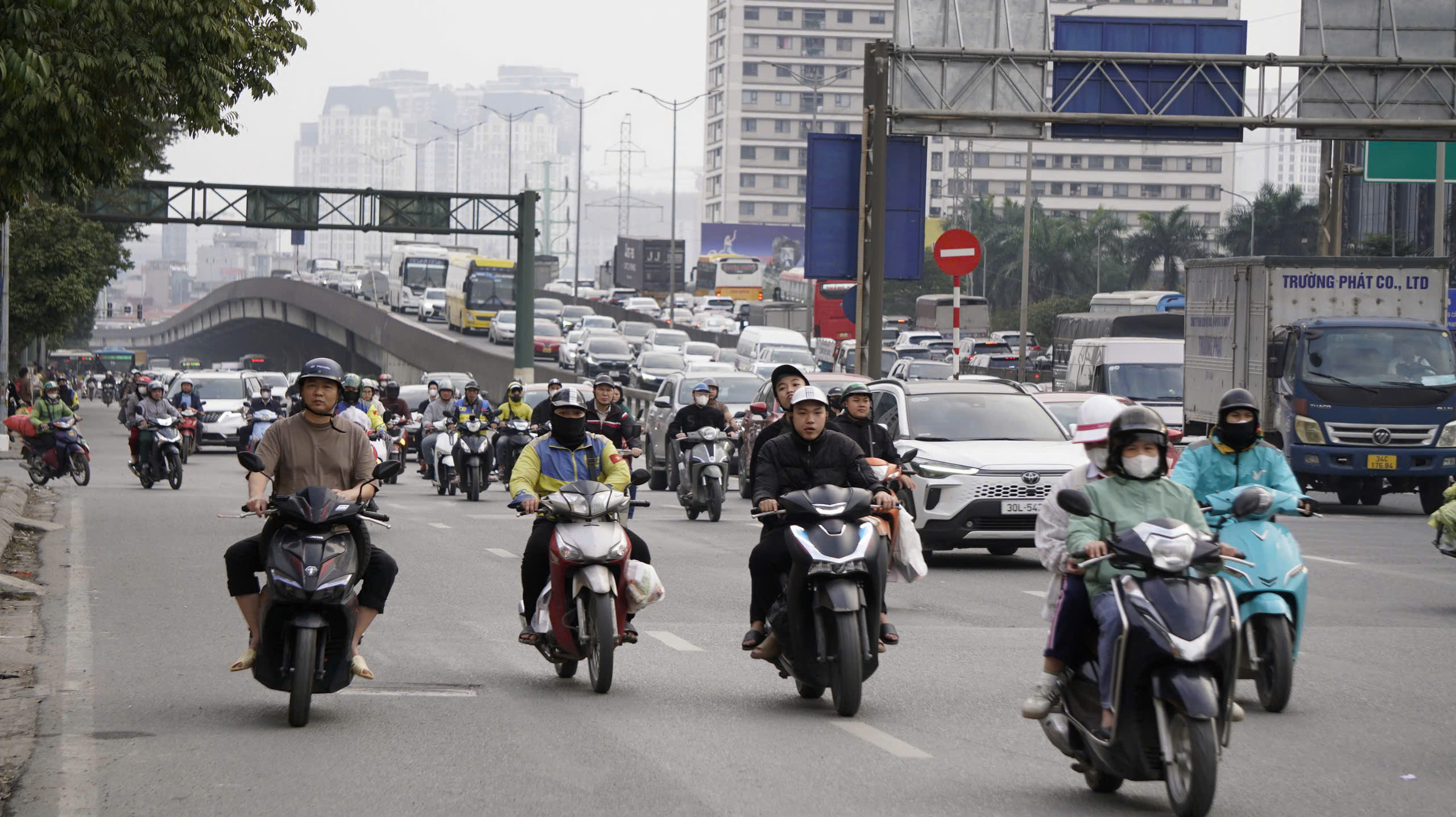 Theo ông Nguyễn Xuân Thủy, quá trình xanh hóa không thể chỉ giới hạn trong lĩnh vực giao thông mà cần mở rộng sang toàn bộ nền kinh tế, từ năng lượng, công nghiệp đến hạ tầng đô thị và giao thông công cộng. Ảnh minh hoạ: Phi Hùng.