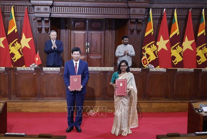 ổng Bí thư, Chủ tịch nước Tô Lâm và Tổng thống Anura Kumara Dissanayake chứng kiến lễ trao các văn kiện hợp tác giữa 2 nước. Ảnh: TTXVN