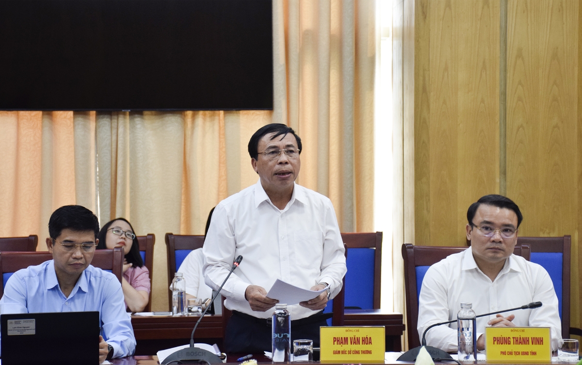 Giám đốc Sở Công Thương Nghệ An Phạm Văn Hóa báo cáo tình hình triển khai các dự án trên địa bàn tỉnh