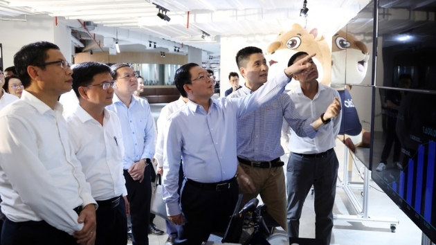 Deputy PM urges Vietnamese enterprises to pioneer AI and strategic UAV mastery