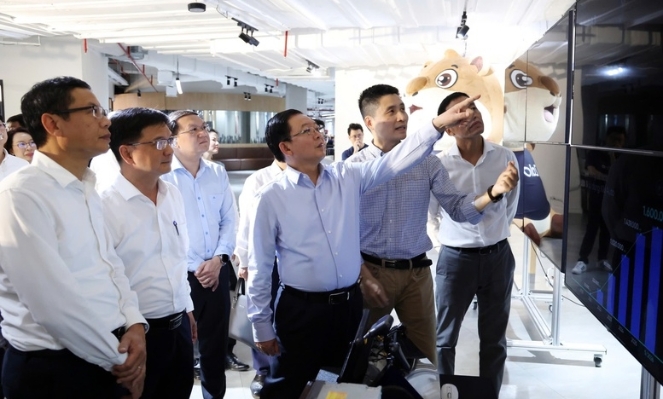 Deputy PM urges Vietnamese enterprises to pioneer AI and strategic UAV mastery
