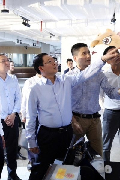 Deputy PM urges Vietnamese enterprises to pioneer AI and strategic UAV mastery
