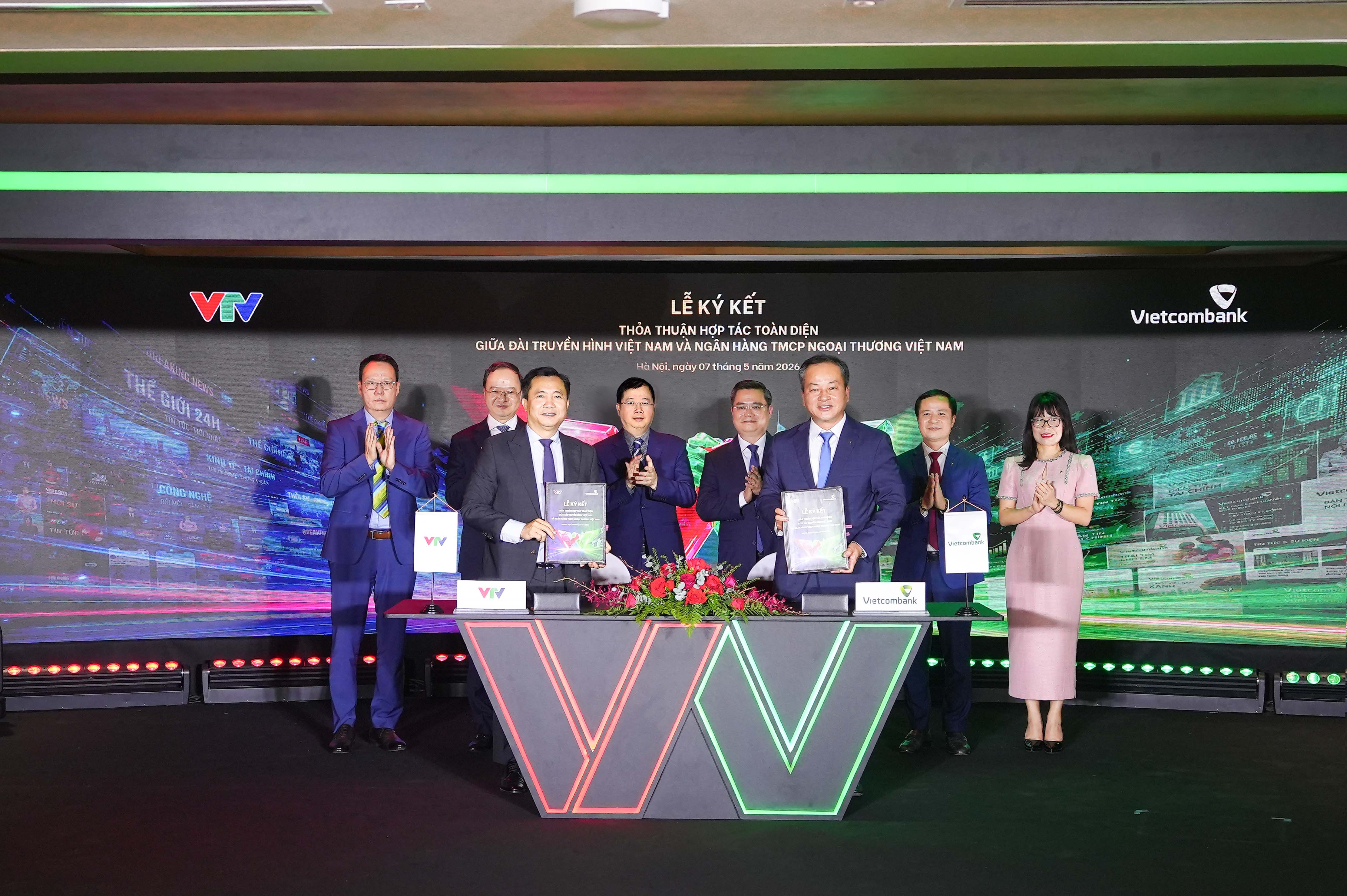 Ông Đỗ Thanh Hải - Phó Bí thư thường trực Đảng ủy, Phó Tổng Giám đốc thường trực VTV (bên trái) và ông Nguyễn Việt Cường - Phó Tổng Giám đốc Vietcombank (bên phải) đại diện hai đơn vị hoàn thành nghi thức ký kết hợp tác toàn diện trước sự chứng kiến của các đại biểu. Ảnh: Vietcombank.