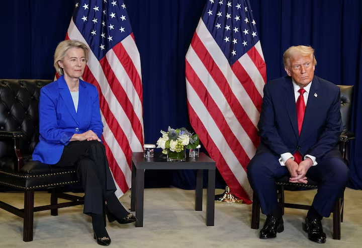 Chủ tịch Ủy ban châu Âu Ursula von der Leyen (trái) và Tổng thống Mỹ Donald Trump - Ảnh: Reuters