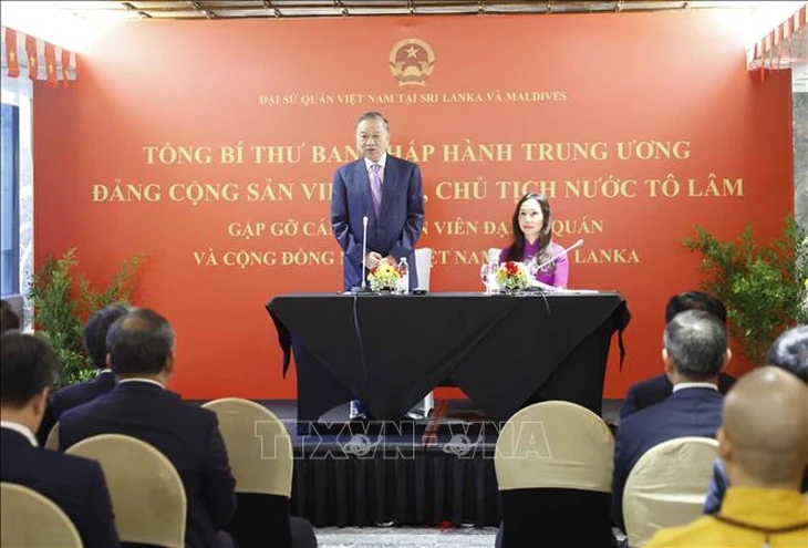 Tổng Bí thư, Chủ tịch nước Tô Lâm gặp gỡ cán bộ cơ quan đại diện và cộng đồng người Việt Nam tại Sri Lanka - Ảnh: TTXVN