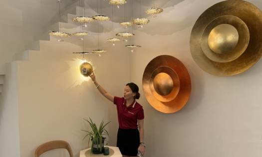 Cường độ, phổ màu và thời điểm tiếp xúc ánh sáng có thể ảnh hưởng trực tiếp đến chu kỳ ngủ - thức, mức độ tỉnh táo và khả năng tập trung - Ảnh minh họa.