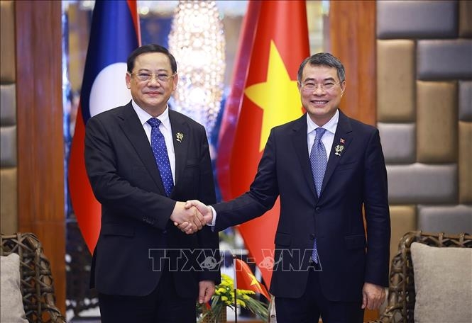 Thủ tướng Lê Minh Hưng gặp Thủ tướng Lào Sonexay Siphandone. Ảnh: TTXVN