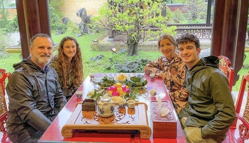 Du khách thưởng trà tại Vườn Ngự uyển Thiệu Phương, Đại nội Huế