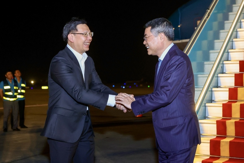 Phó Chủ nhiệm Văn phòng Chính phủ Phạm Mạnh Cường đón Thủ tướng Lê Minh Hưng tại sân bay Nội Bài - Ảnh: VGP