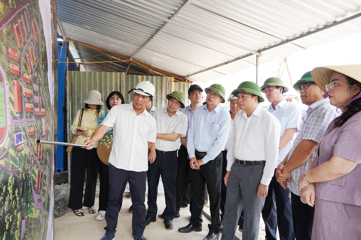 Chủ tịch UBND tỉnh Quảng Trị Lê Hồng Vinh kiểm tra tiến độ thi công xây dựng công trình Trường Nội trú Tiểu học và Trung học cơ sở Dân Hóa