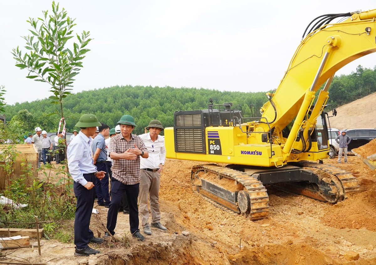 Phó Chủ tịch Thường trực UBND tỉnh Quảng Trị Hoàng Nam kiểm tra tiến độ Dự án đầu tư xây dựng Quốc lộ 15D 