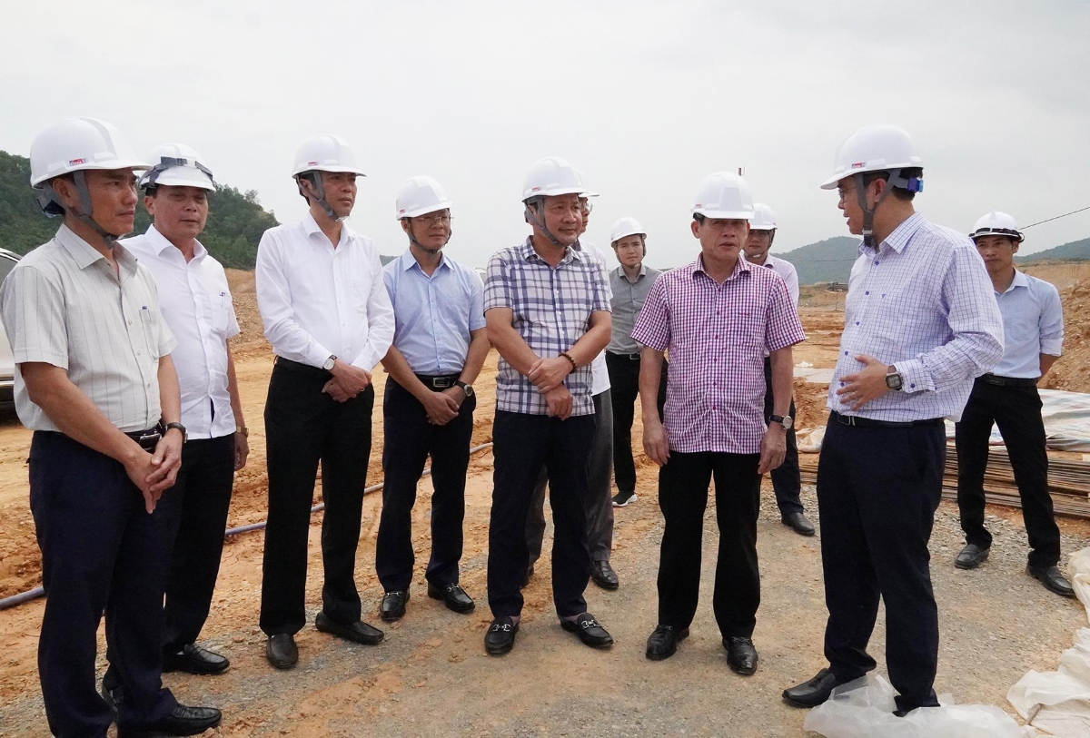 Phó Chủ tịch UBND tỉnh Quảng Trị Lê Văn Bảo nghe chủ đầu tư báo cáo tiến độ Dự án