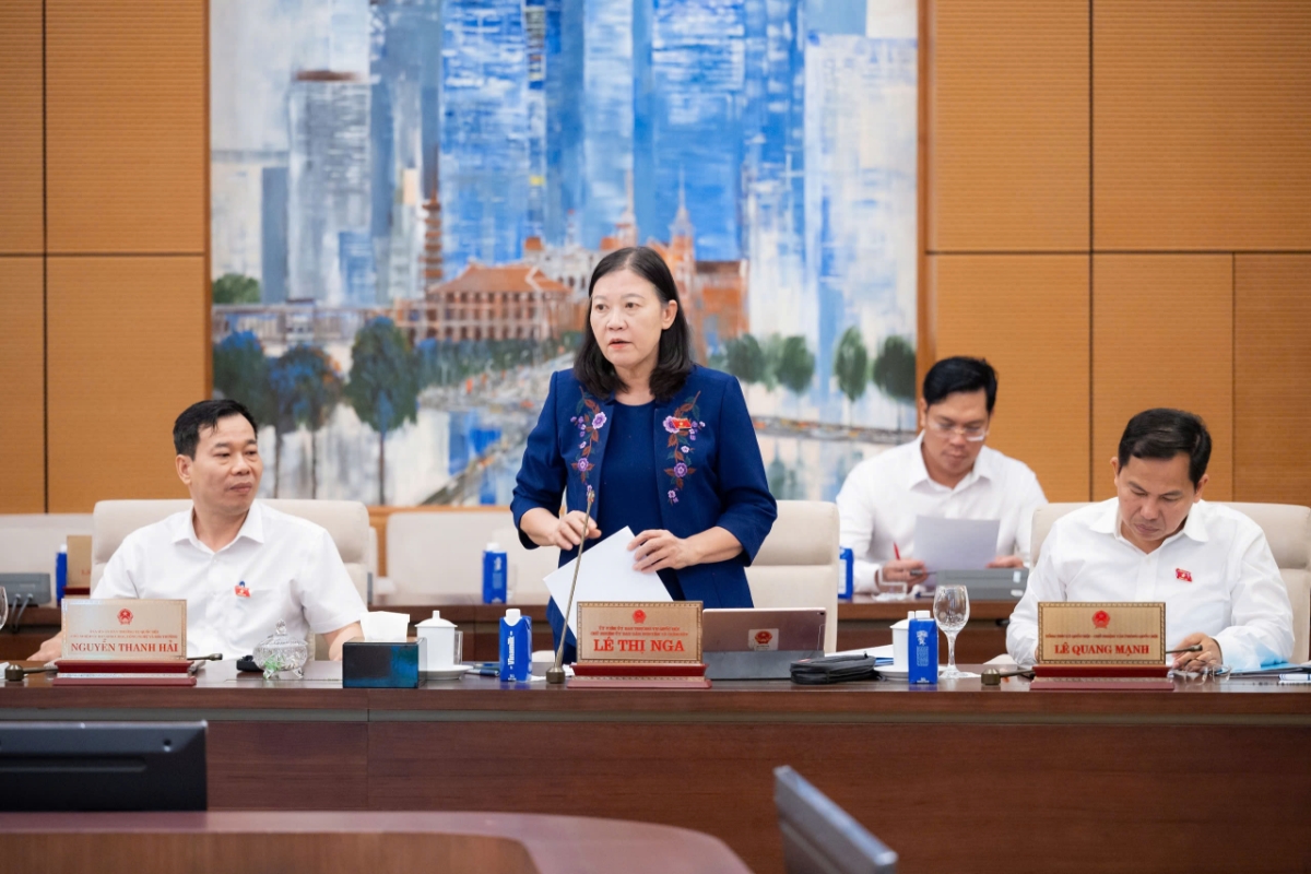 Chủ nhiệm Ủy ban Dân nguyện và Giám sát Lê Thị Nga trình bày báo cáo tóm tắt Công tác dân nguyện của Quốc hội tháng 3 và tháng 4/2026.&nbsp;Ảnh: Quốc hội.