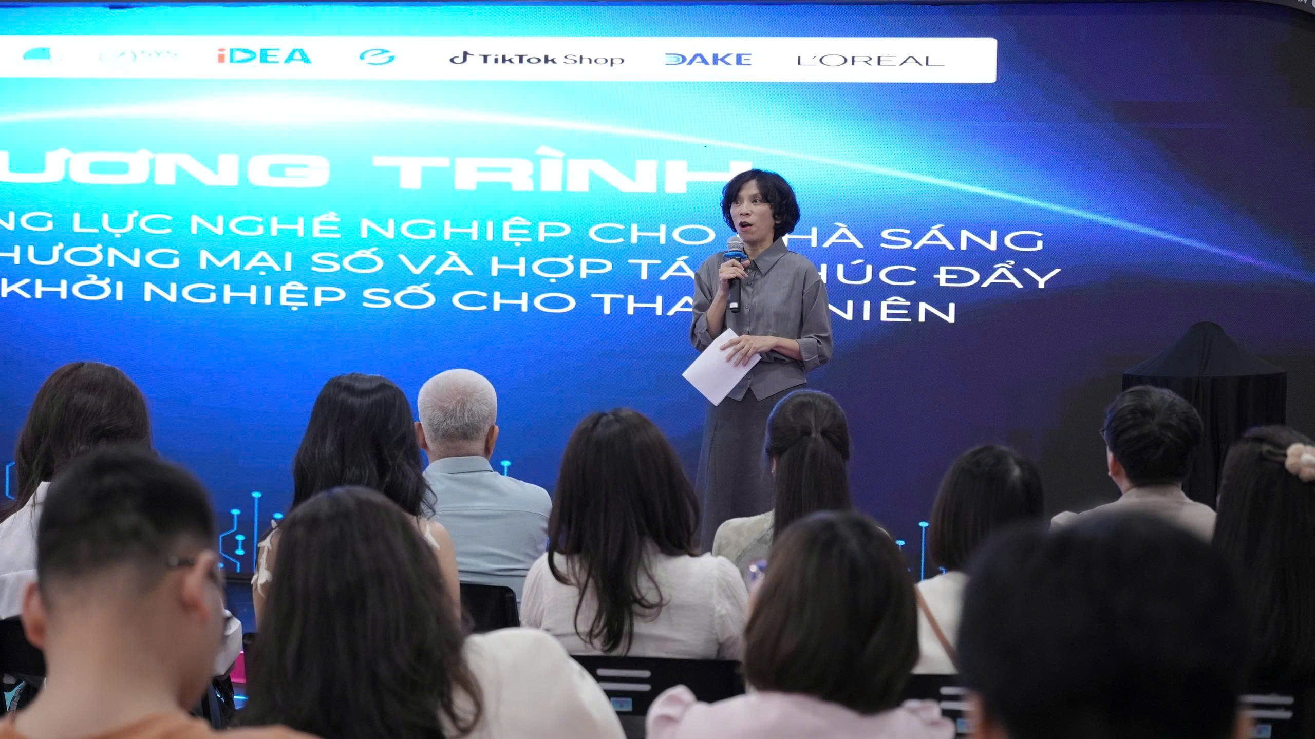 Bà Lại Việt Anh, Phó Cục trưởng Cục Thương mại điện tử và Kinh tế số (Bộ Công Thương).