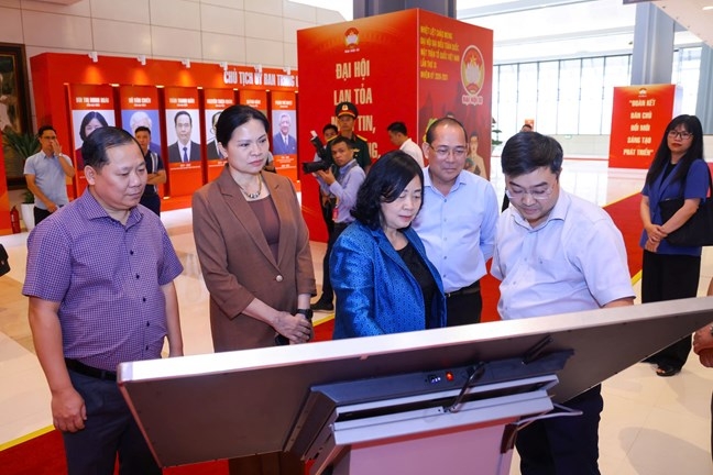 &nbsp;Chủ tịch Bùi Thị Minh Hoài cùng các đồng chí trong Ban Thường trực trải nghiệm Không gian 